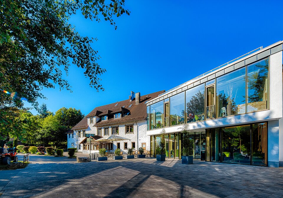 Außenansicht vom Hotel vor strahlend blauem Himmel Außenansicht vom Hotel vor strahlend blauem Himmel