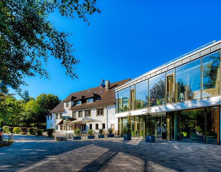 Außenansicht vom Hotel vor strahlend blauem Himmel Außenansicht vom Hotel vor strahlend blauem Himmel